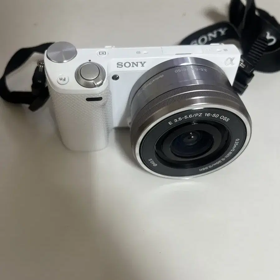 소니 미러리스 NEX-5T 카메라 팝니다.