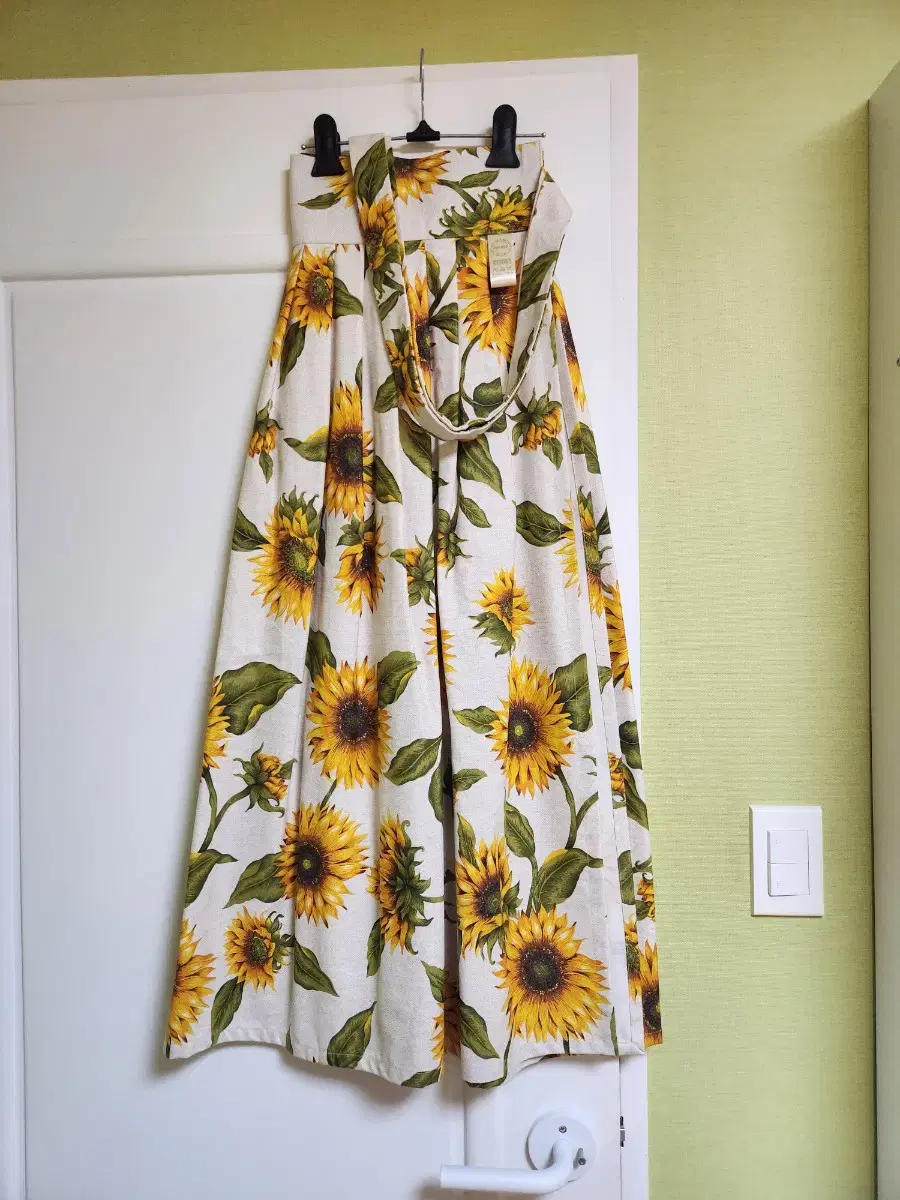 Woman's sunflower waist skirt