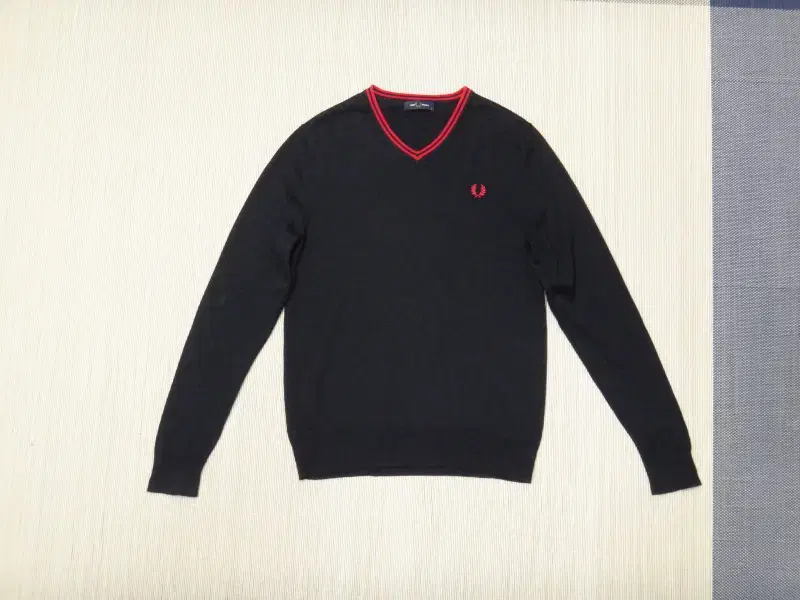 (L/100) Fred Perry Men's Wool Blend V-Neck Knit