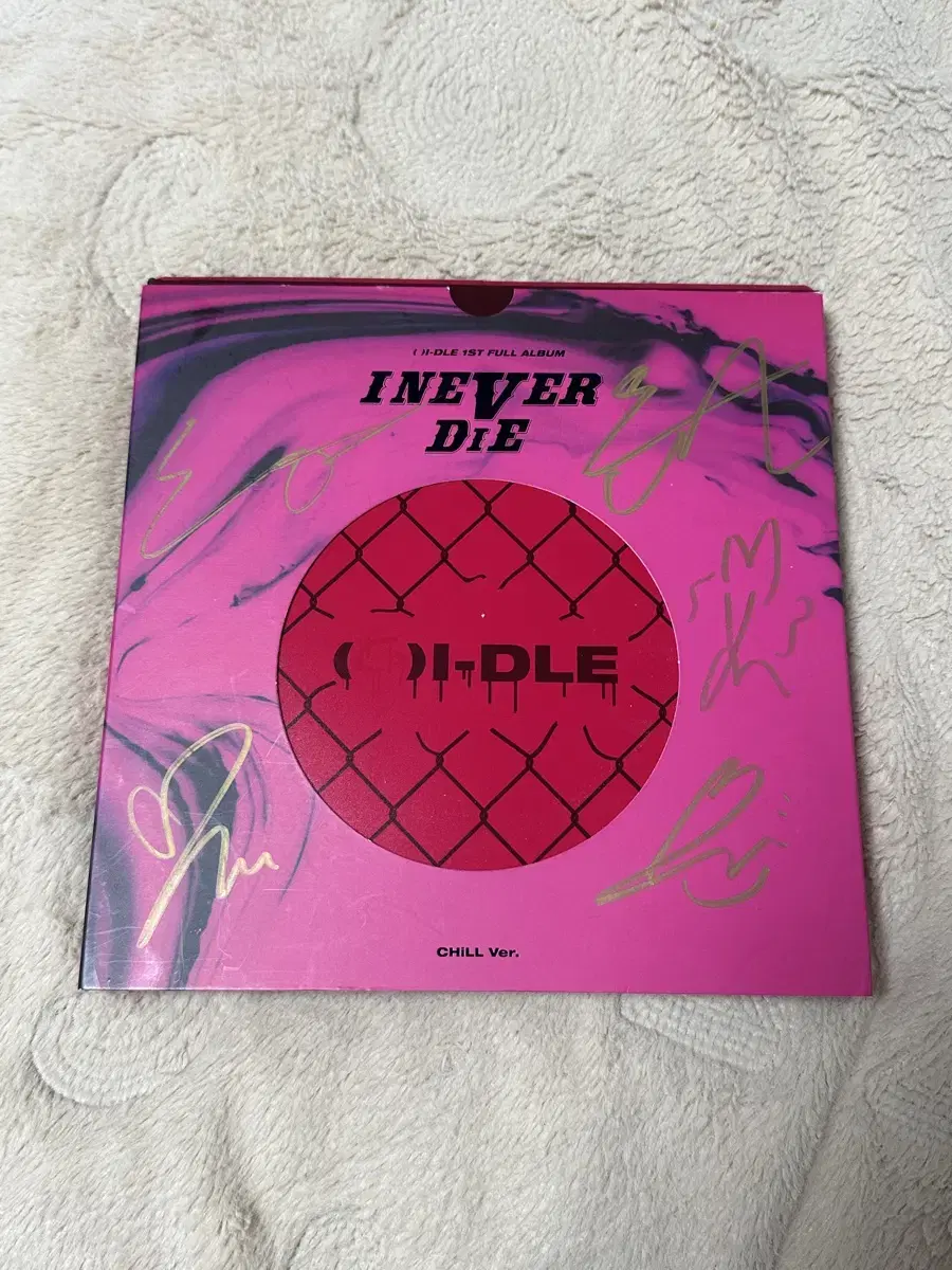 GIDGLES I NEVER DIE signed album in full.