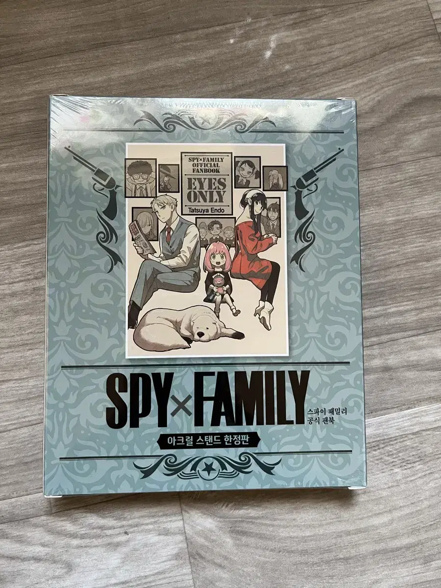 SPY FAMILY Official Fan Book (Limited Edition with Acrylic Stand + No Fan)