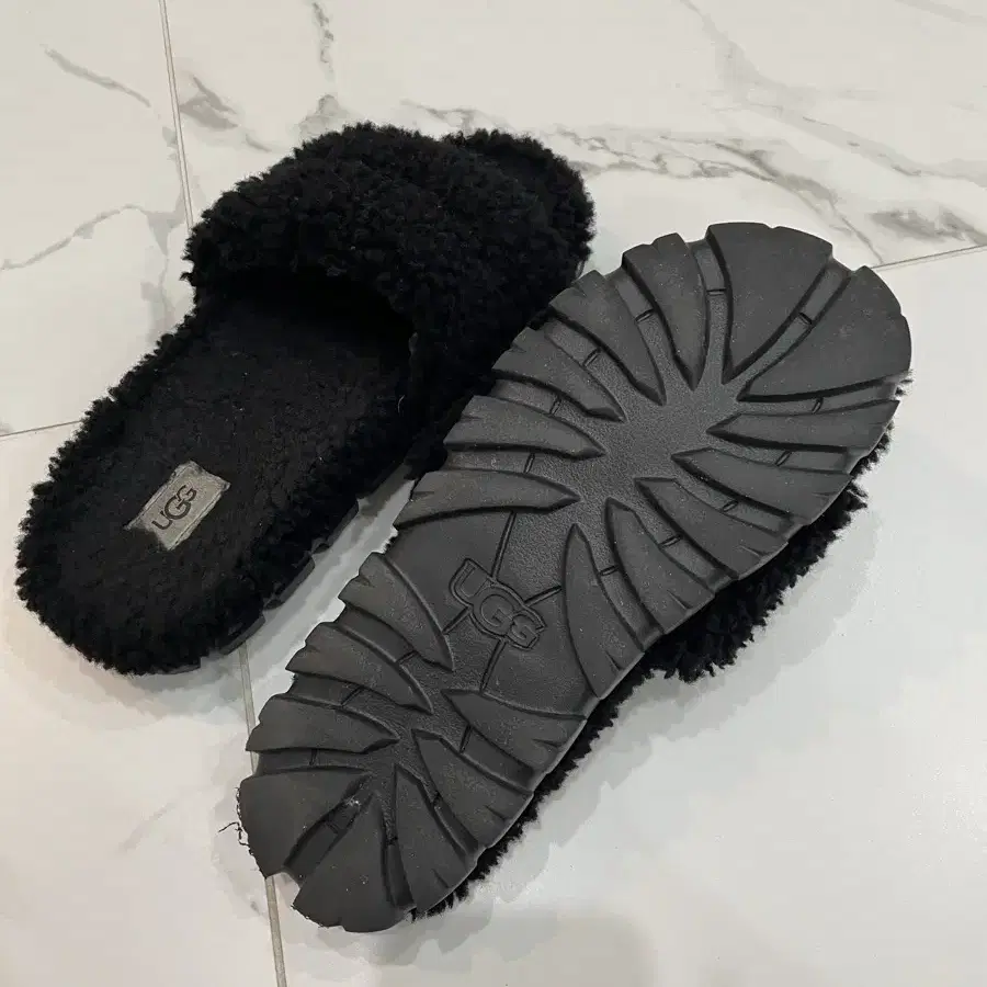 UGG 슬리퍼