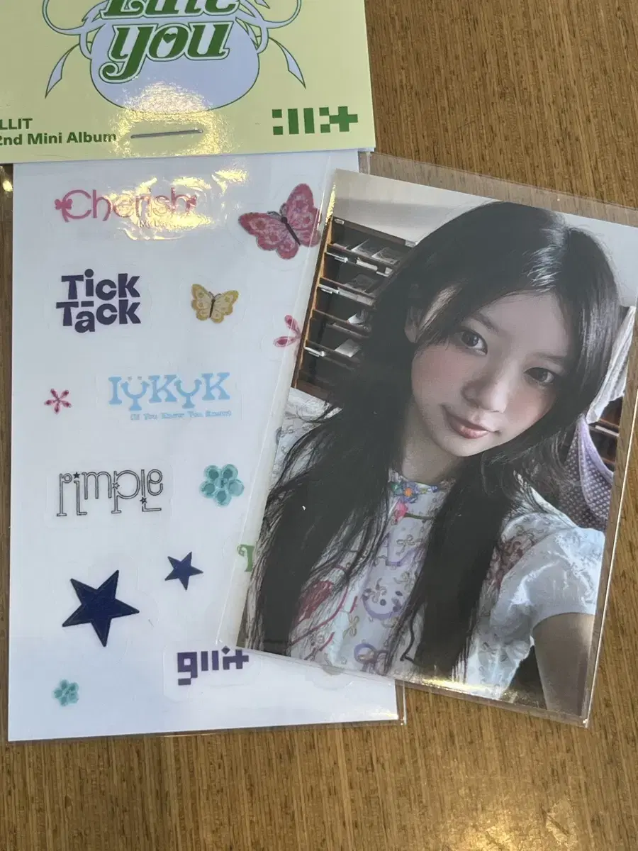 Eyelet Cherry Mocha broadcast photocard wts sticker Week 1