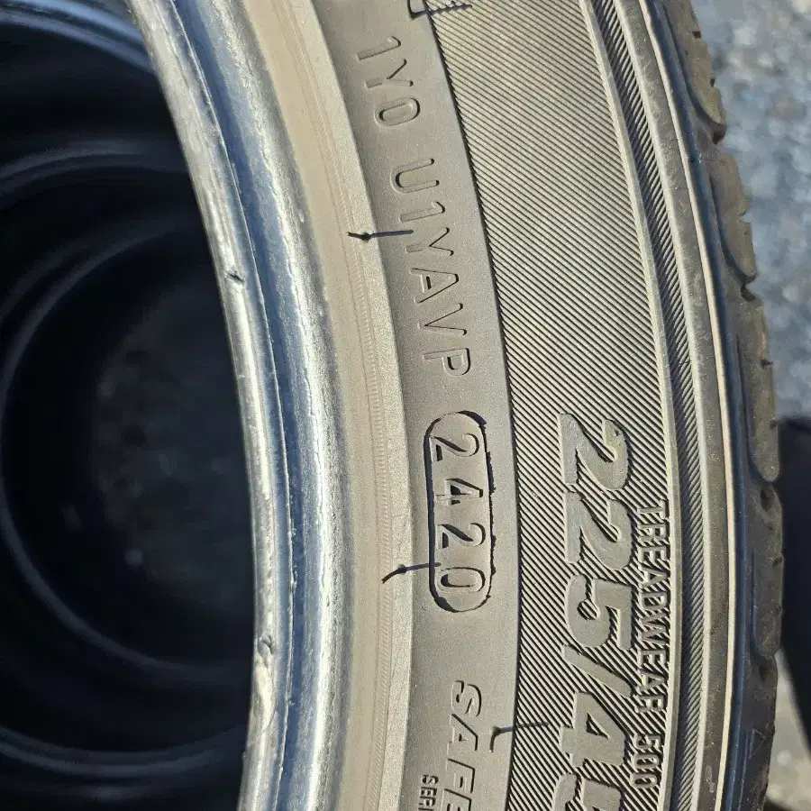 225/45R17 금호타이어 한대분 저렴하게 팝니다.