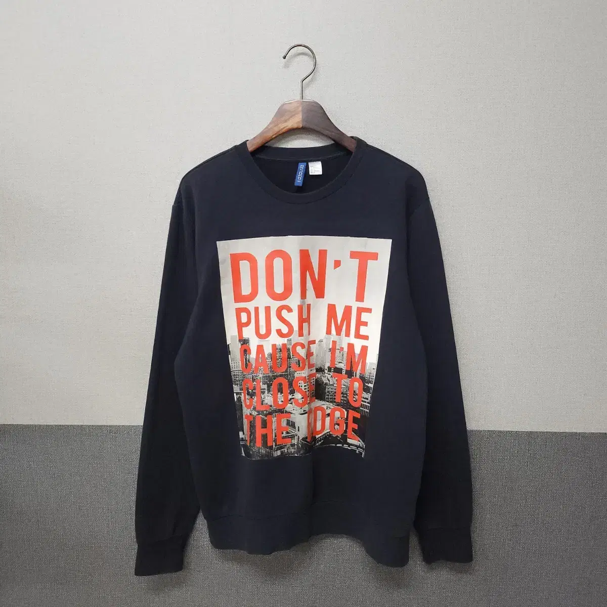 L) h&m men's long sleeve graphic t-shirt