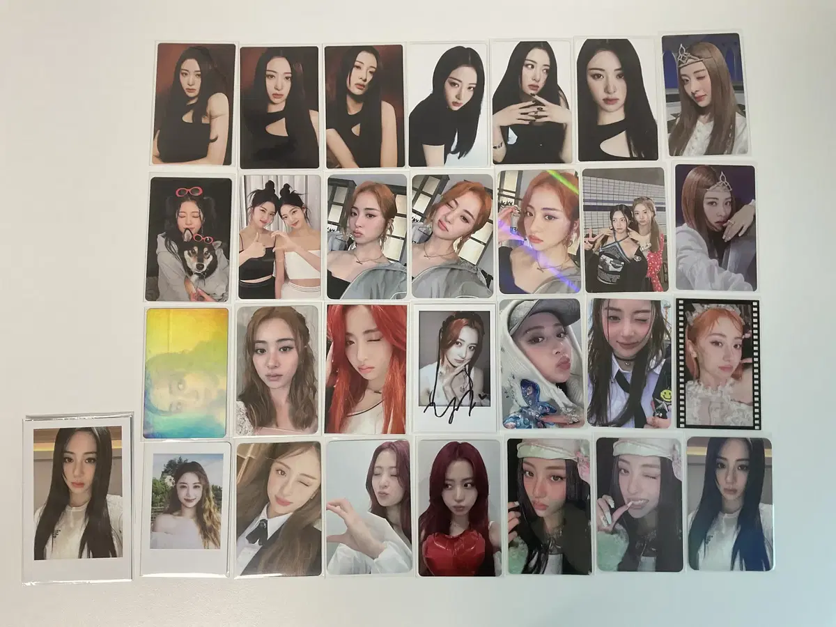 huh yunjin photocard sells in bulk (only bulk ) +bomb!