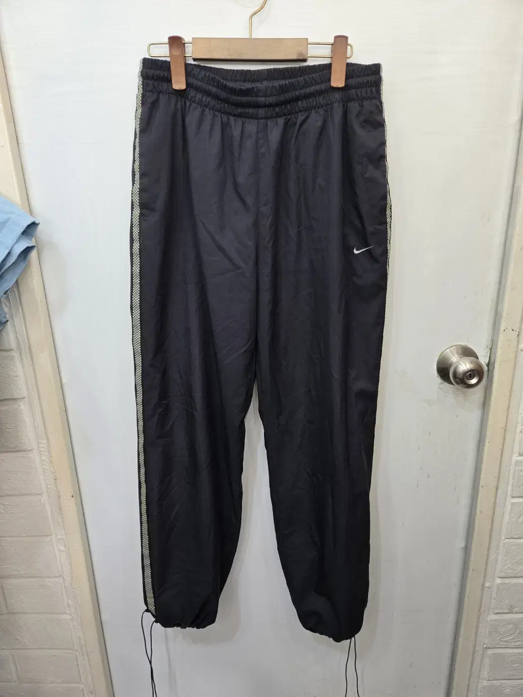 100,L )) NIKE Nike pants with elasticized hem!