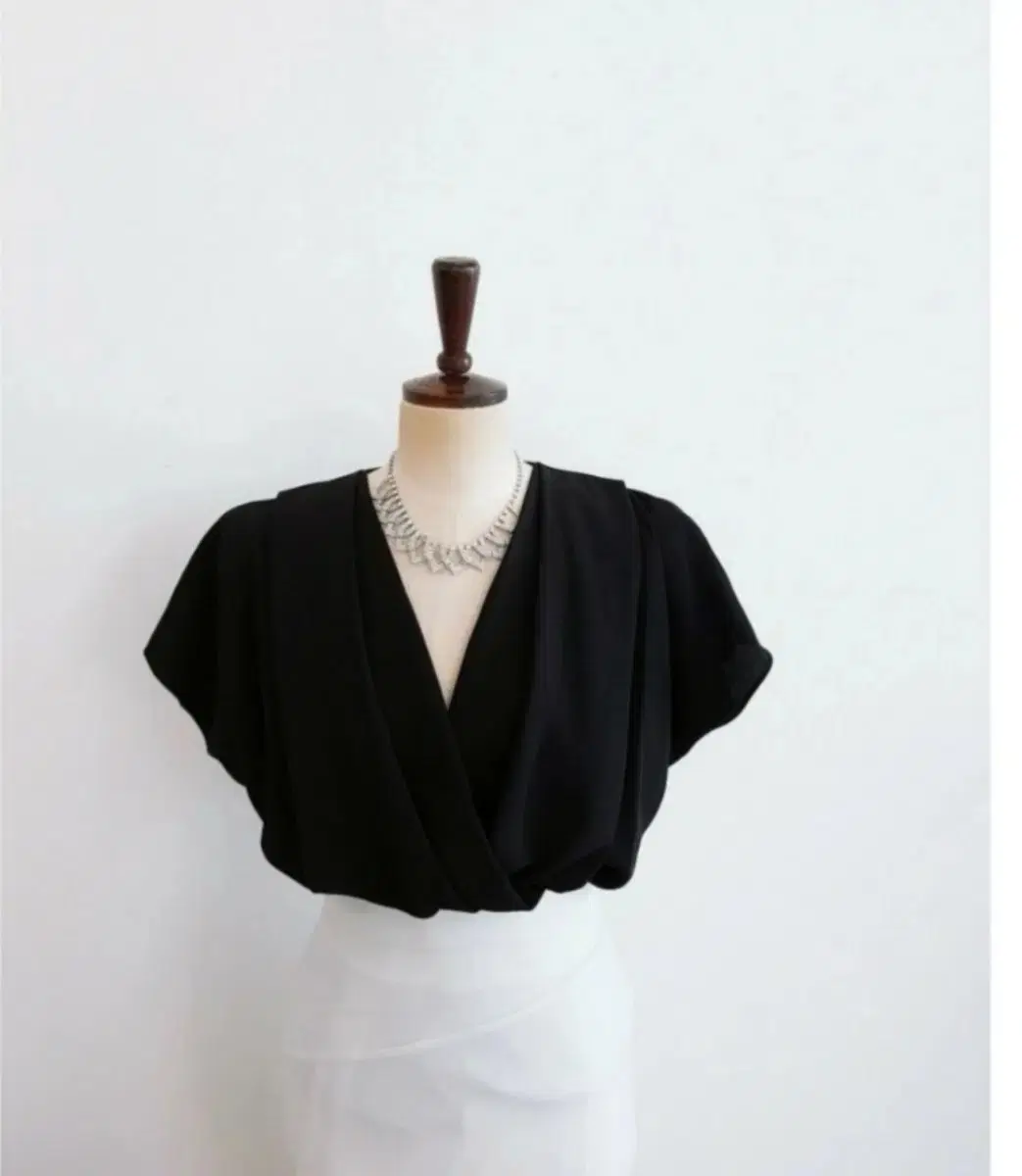 Wrap style yeoreum Blouse blackF New but I don't wear it so I'm selling it cheap.