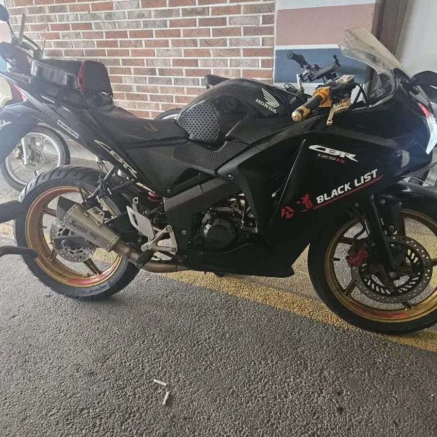 cbr125/13년식 실매물 아크라포빅 튜닝좋은차량 대차환영