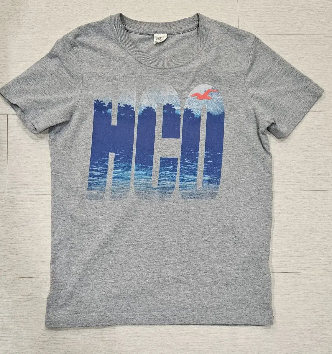 2 Hollister T-shirts: size S