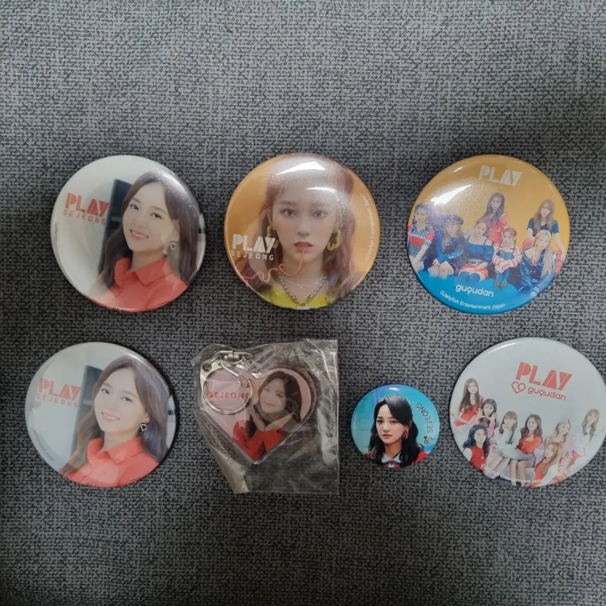 Kim Sejeong Gugudan Pin Buttons, keyring set