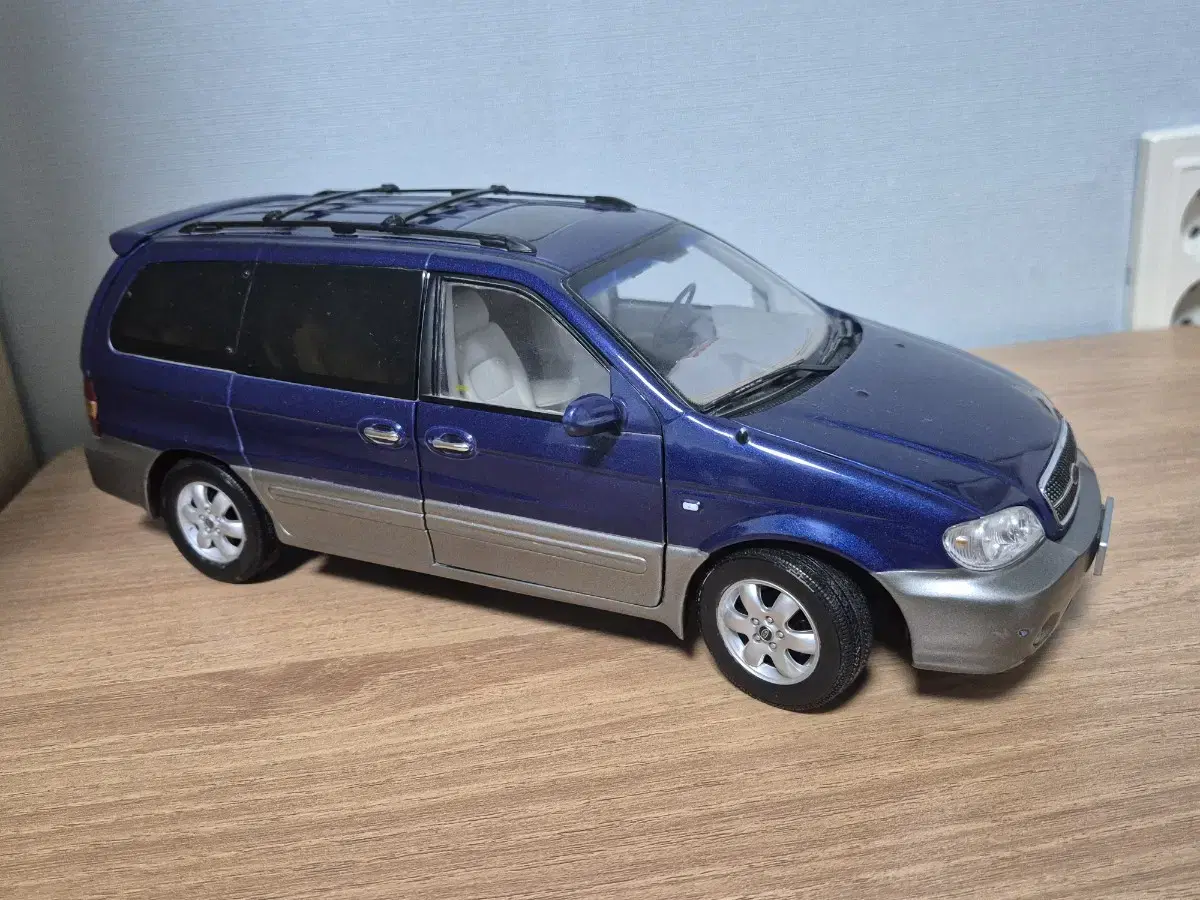 Carnival 1/18 Die-Cast Model Car