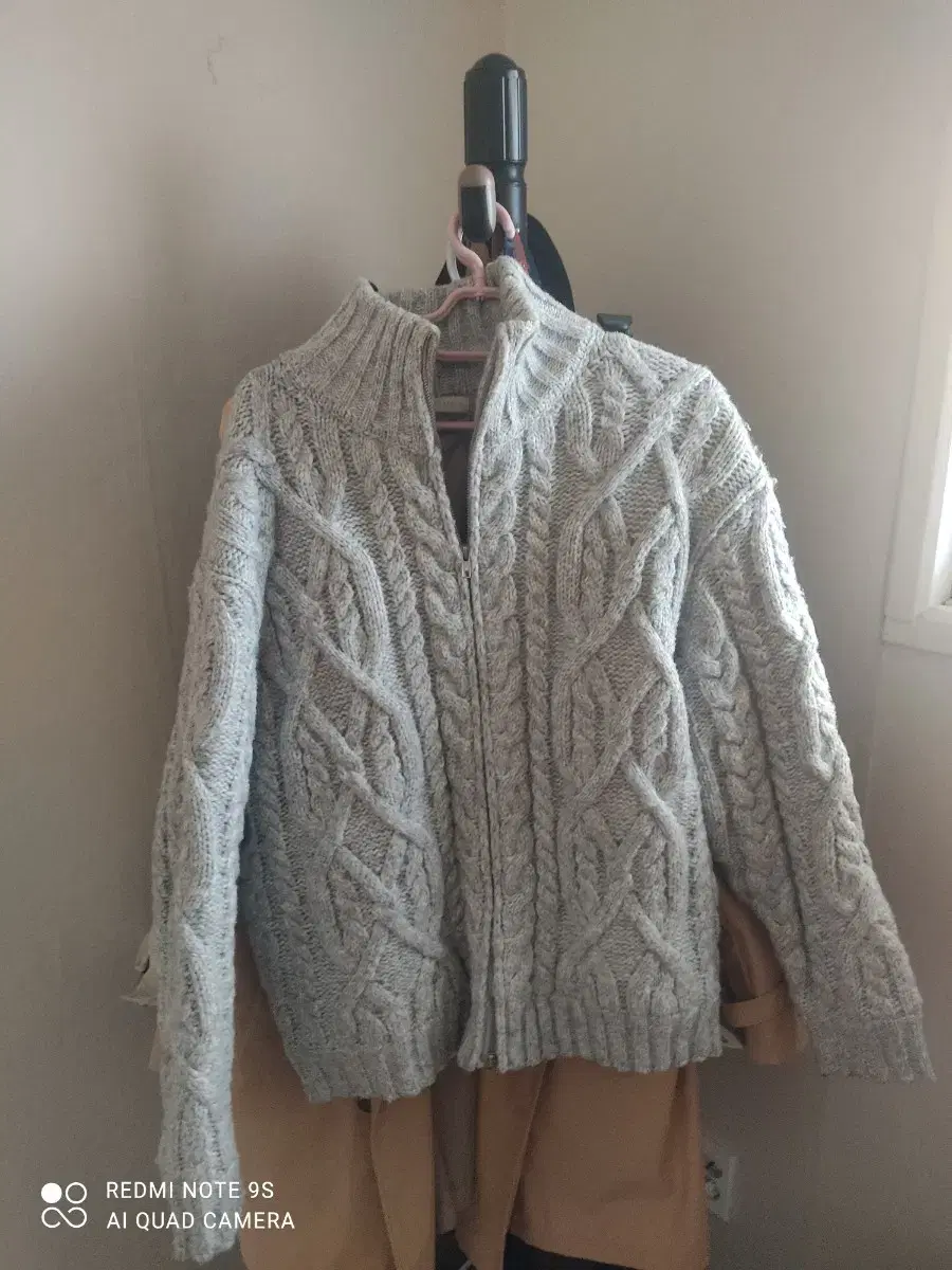 Sell knit zip-up outerwear