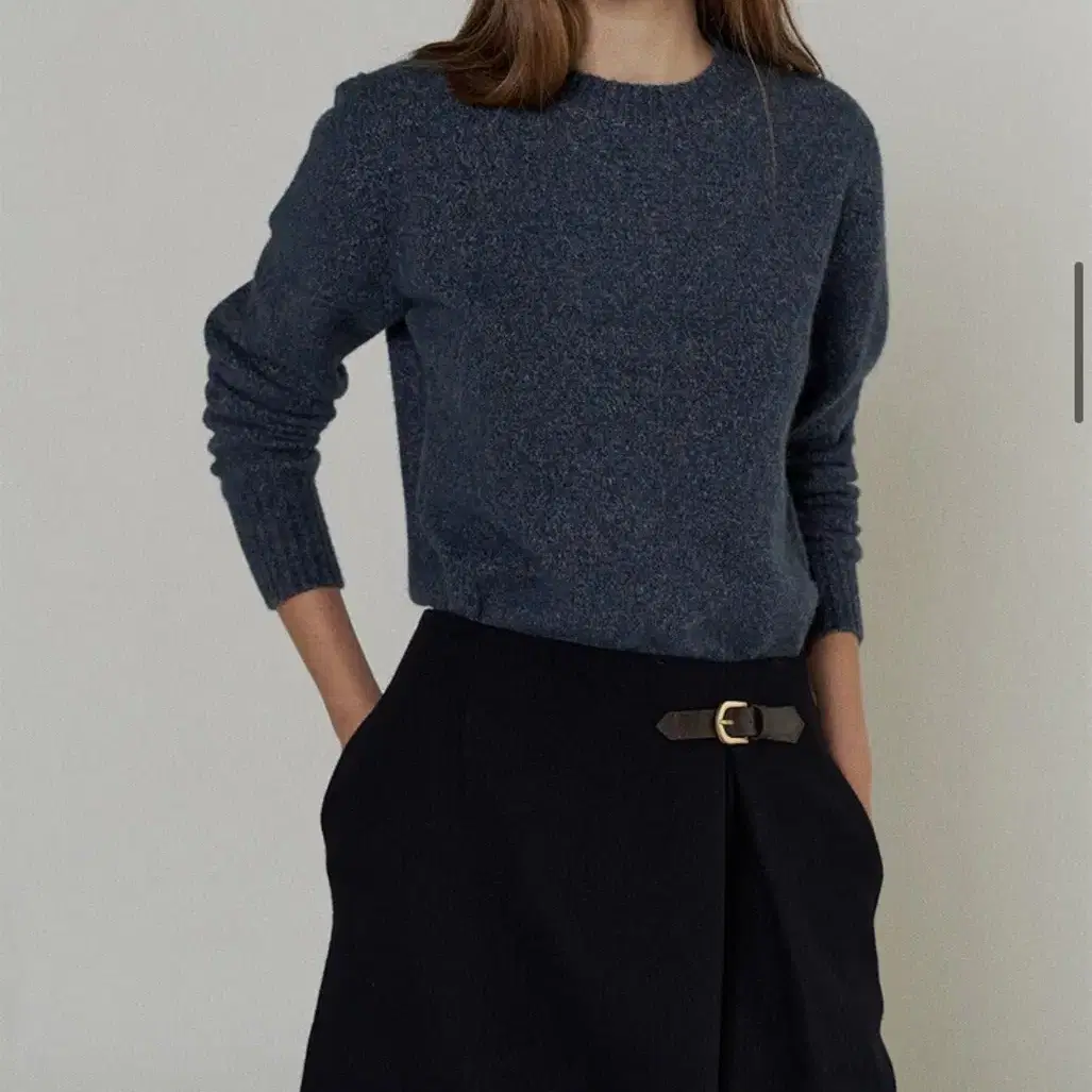 Lo61 Llama Wool Sweater in Midnight Blue