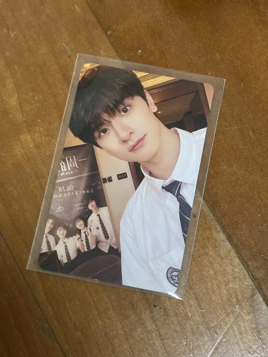 My friend Lynn is coming in for a zuu wts photocard wts