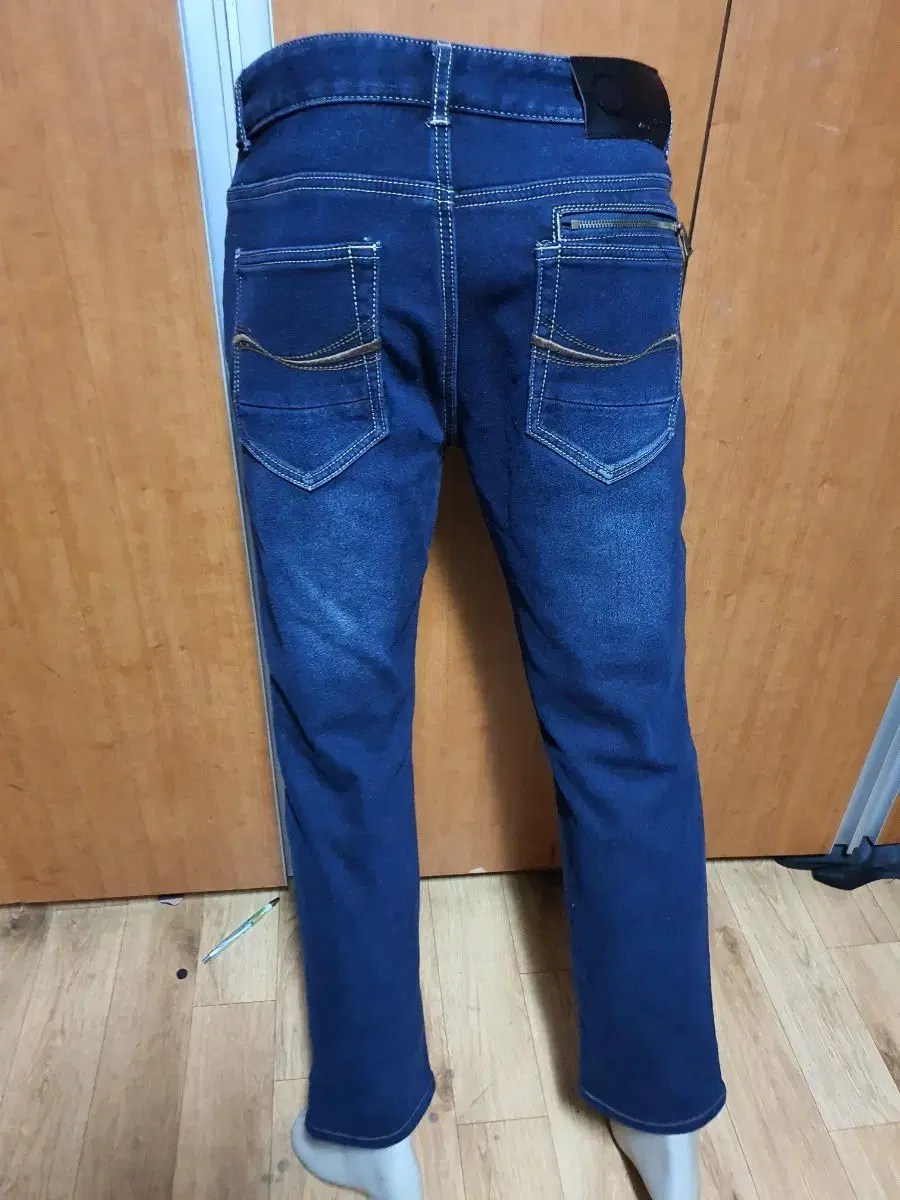 OMPHALOS Kimospan jeans82 is about 31 inches