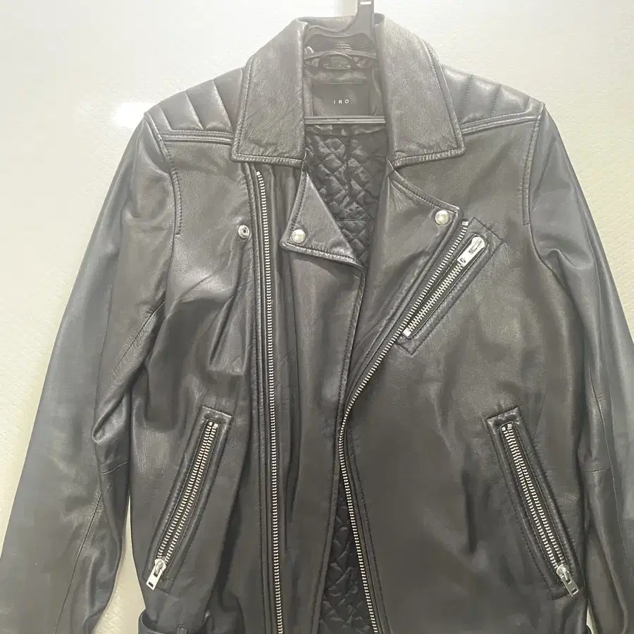 IRO 가죽쟈켓 Leather Jacket 사용감이 없어요