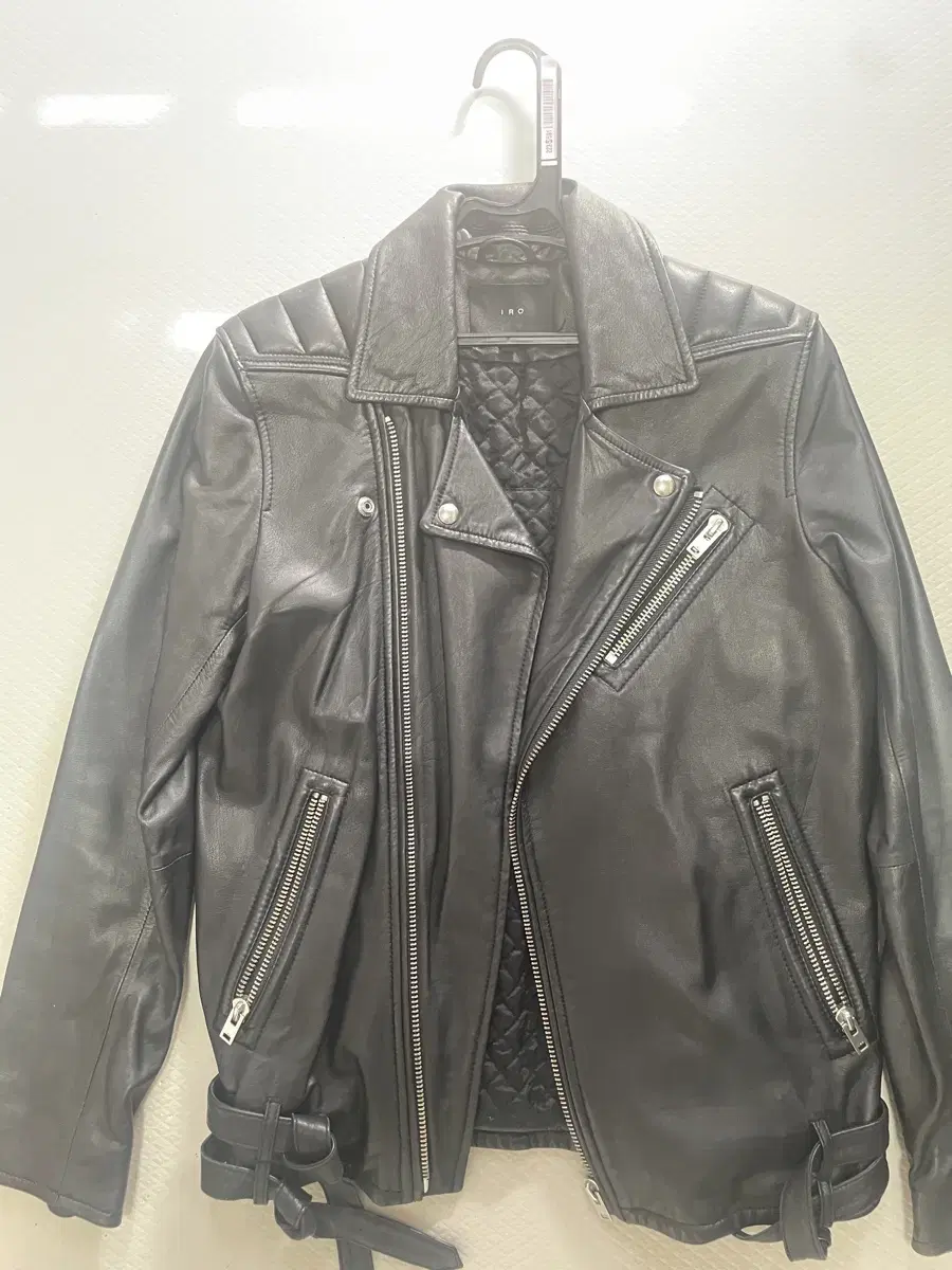 IRO 가죽쟈켓 Leather Jacket 사용감이 없어요