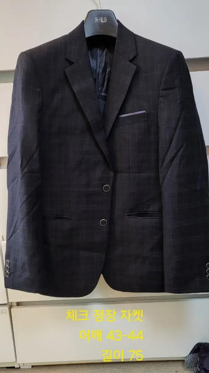 Set of 2 men's suits 105/34 bulk sold for $50,000, condition A