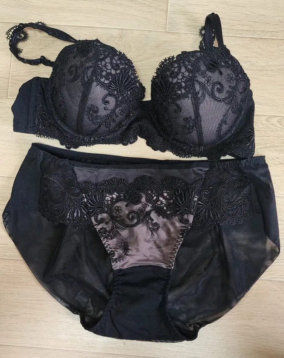 vera wang pre-owned underwear set