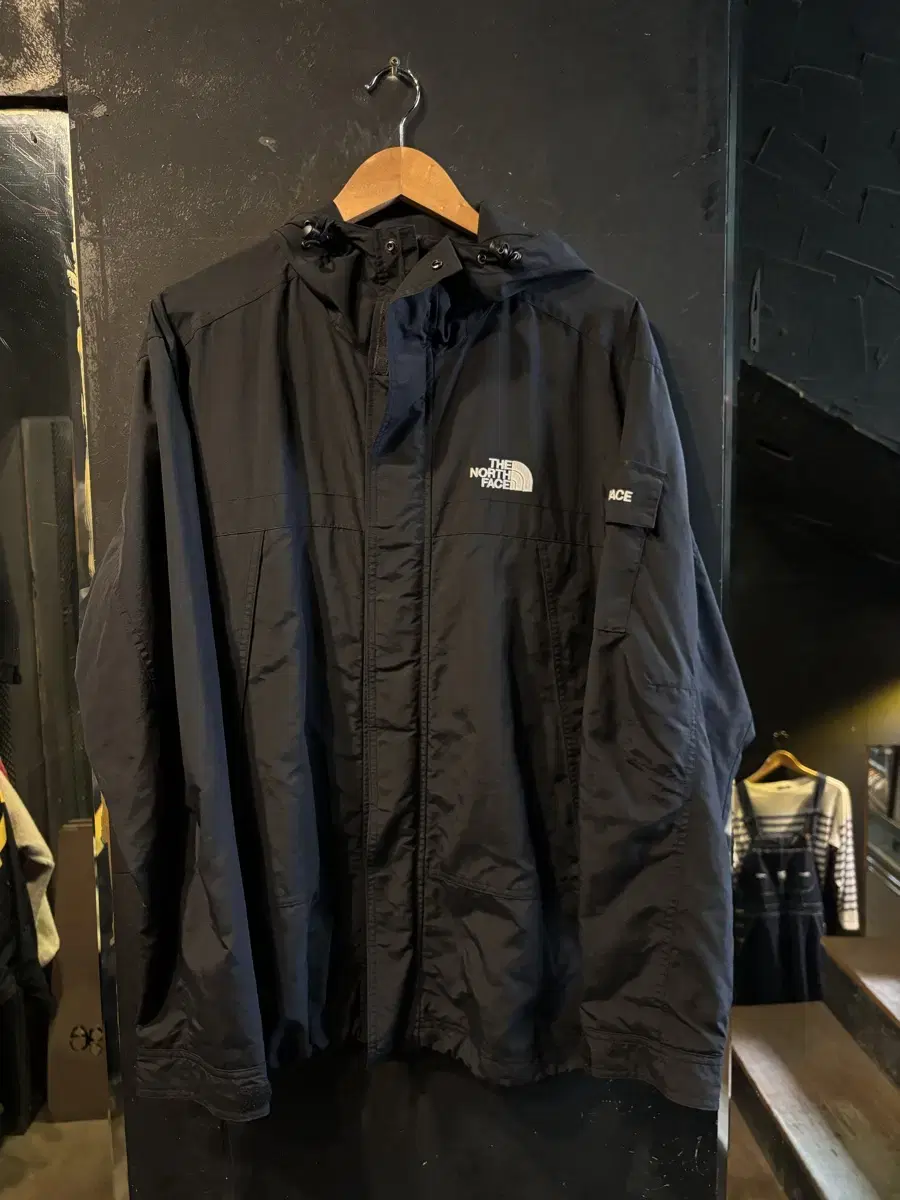 The North Face Hooded Windbreaker Jacket (H4357)