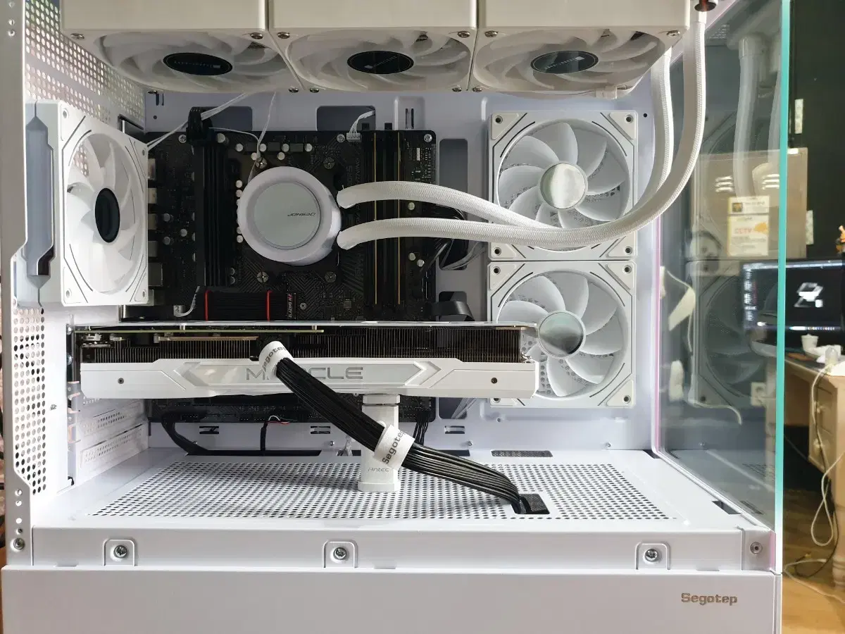 화이트 게이밍 컴퓨터 (7800X3D RTX4070TI SUPER)