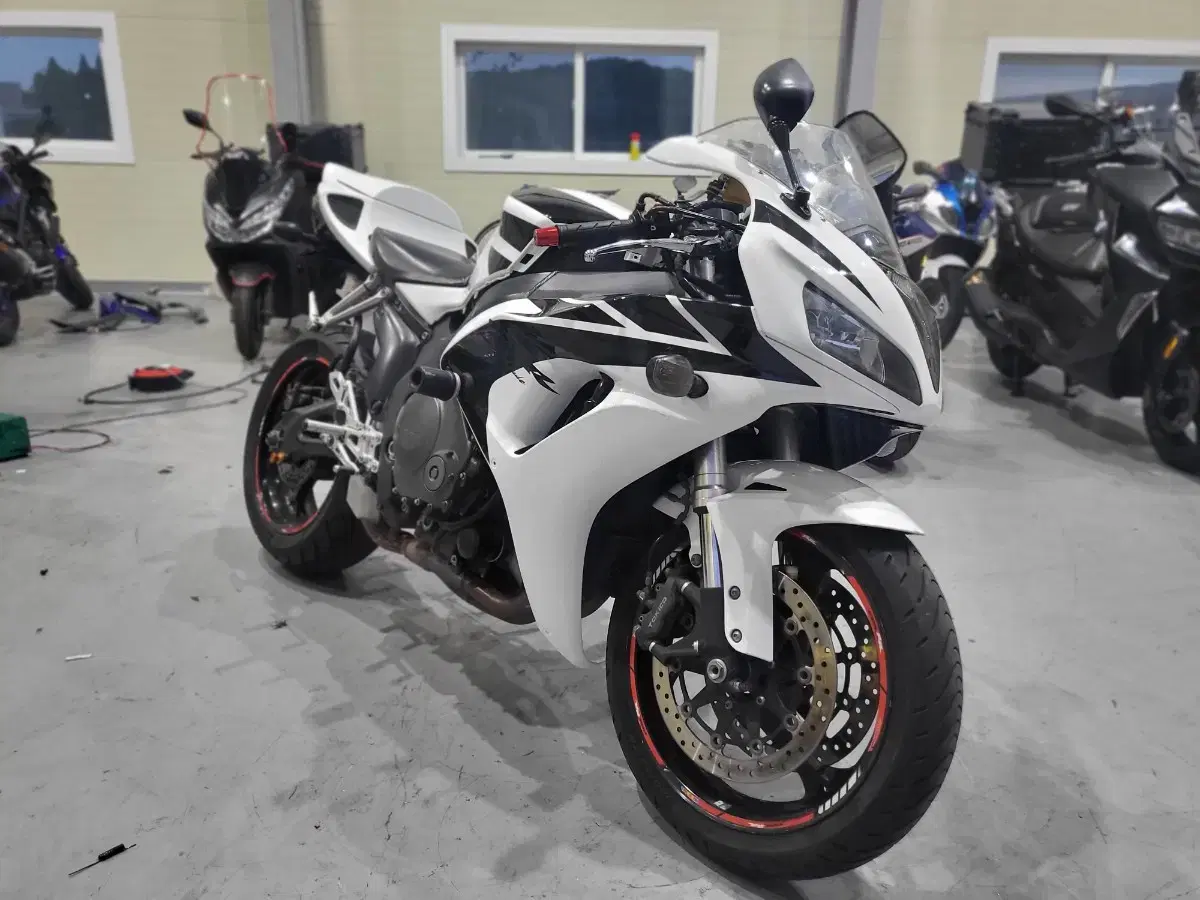 07년식 cbr 1000rr 판매합니다.