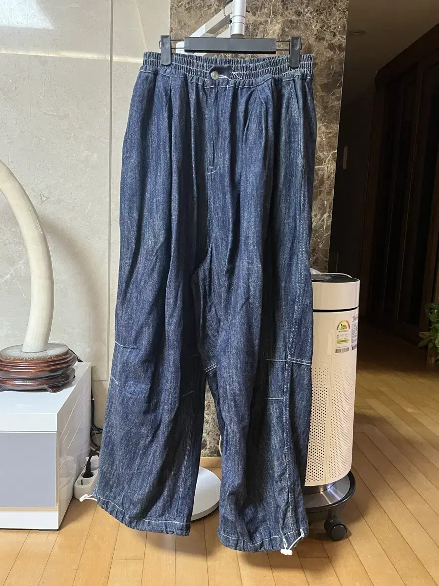 Wide-legged raw denim string pants