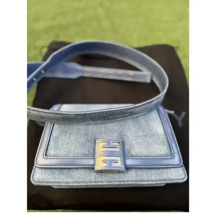 지방시 CROSSBODY MEDIUM BLUE