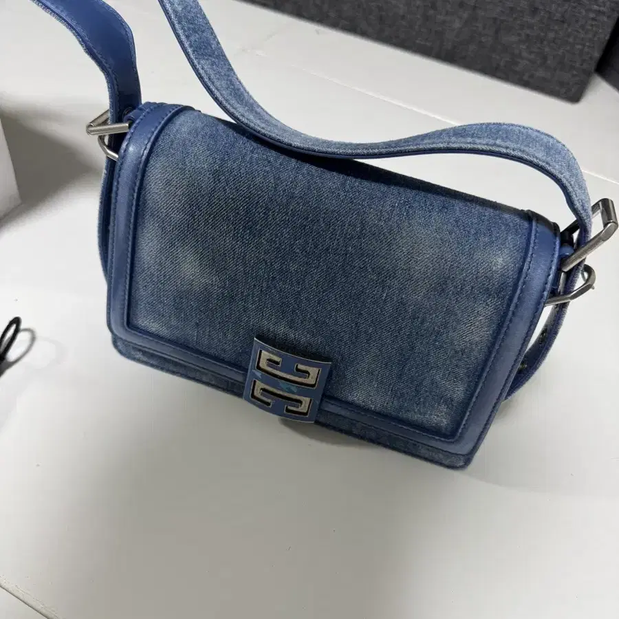 지방시 CROSSBODY MEDIUM BLUE