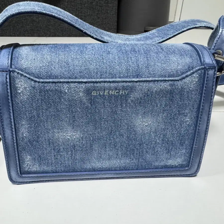 지방시 CROSSBODY MEDIUM BLUE