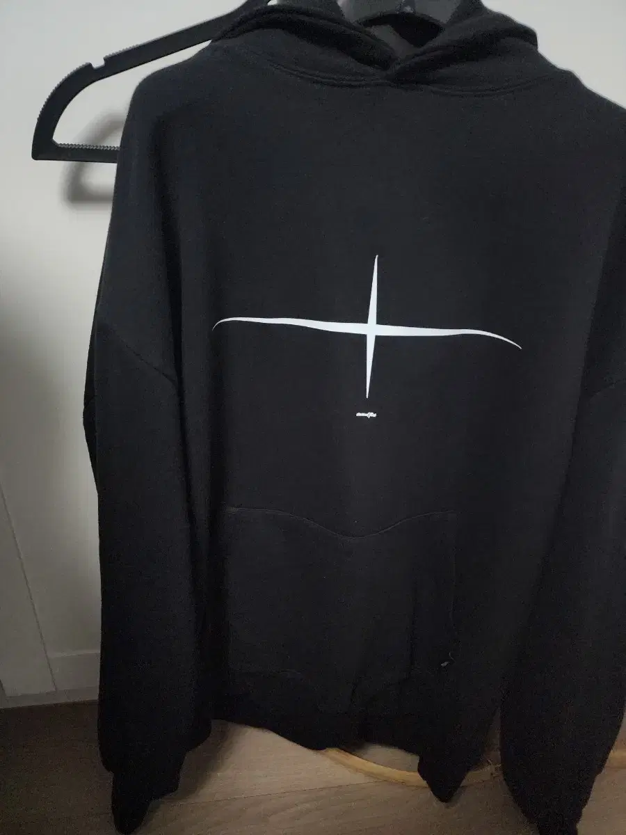 Elmeno hoodie black/never worn I'm selling it taco.