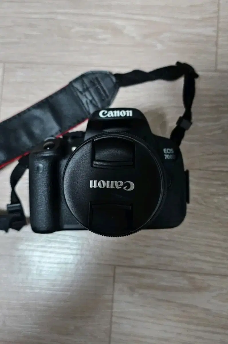 캐논 EDS 700D 카메라, 렌즈 EFS 18-55mm 판매합니다.