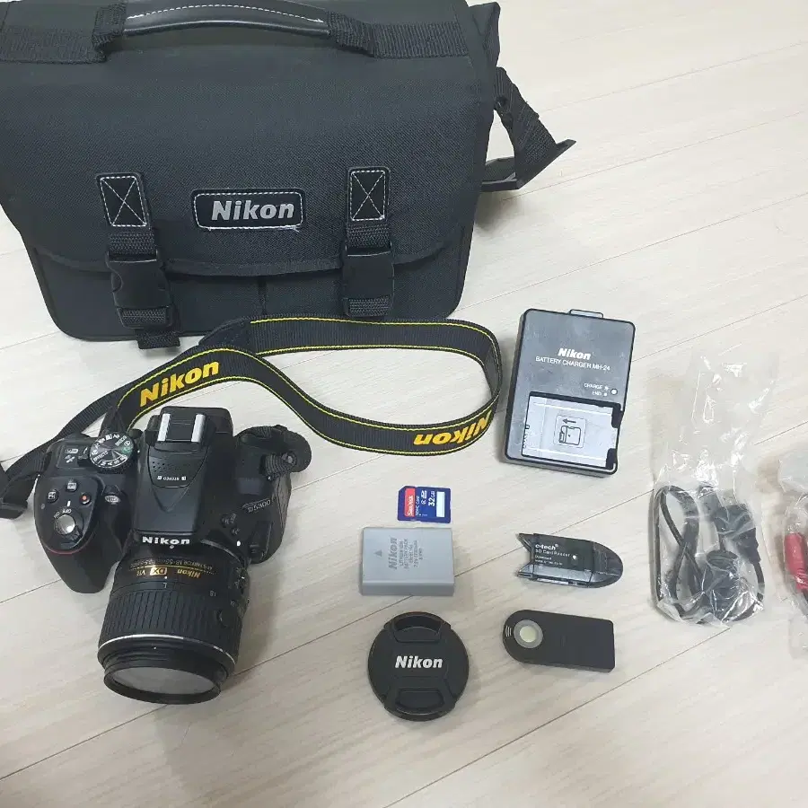 A급 니콘 DSLR 카메라 D5300 과 18-55VR 렌즈 세트