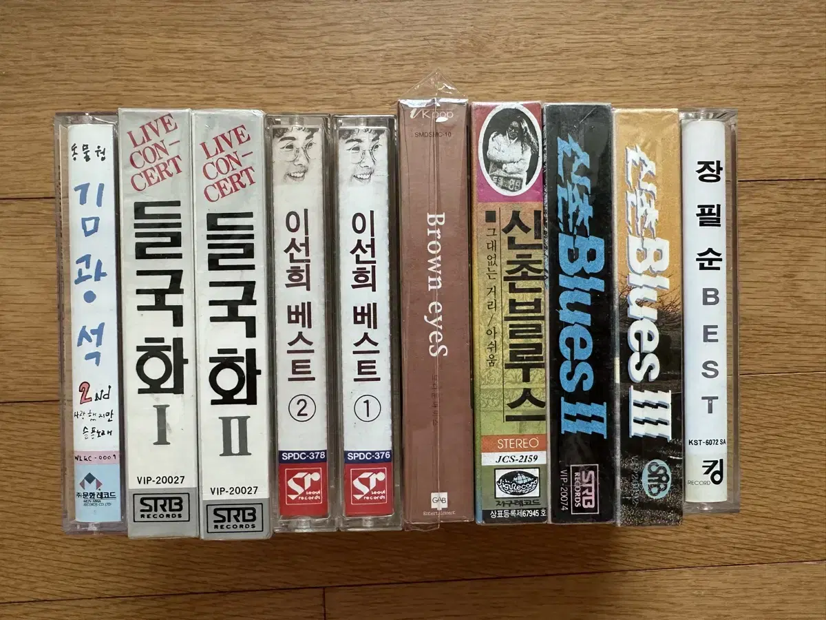 Sells cassette tapes Kim Kwang-seok Wild Chrysanthemum Lee Sun-hee, etc.