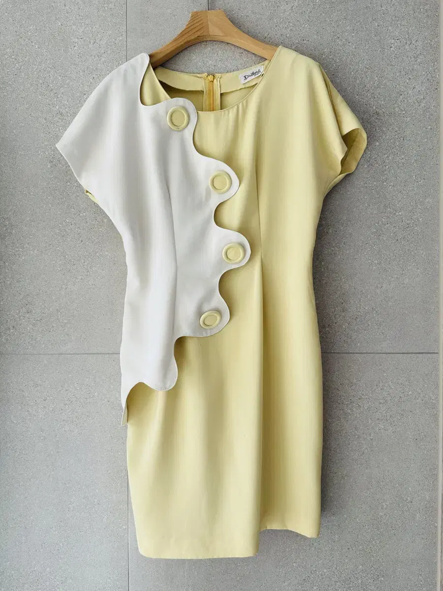 Unique design ONEPIECE yel white big buttons