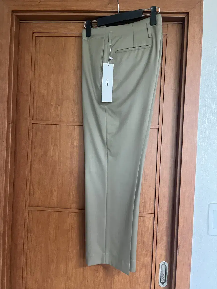 Straight-fit slacks with belt at the belly 32 sells