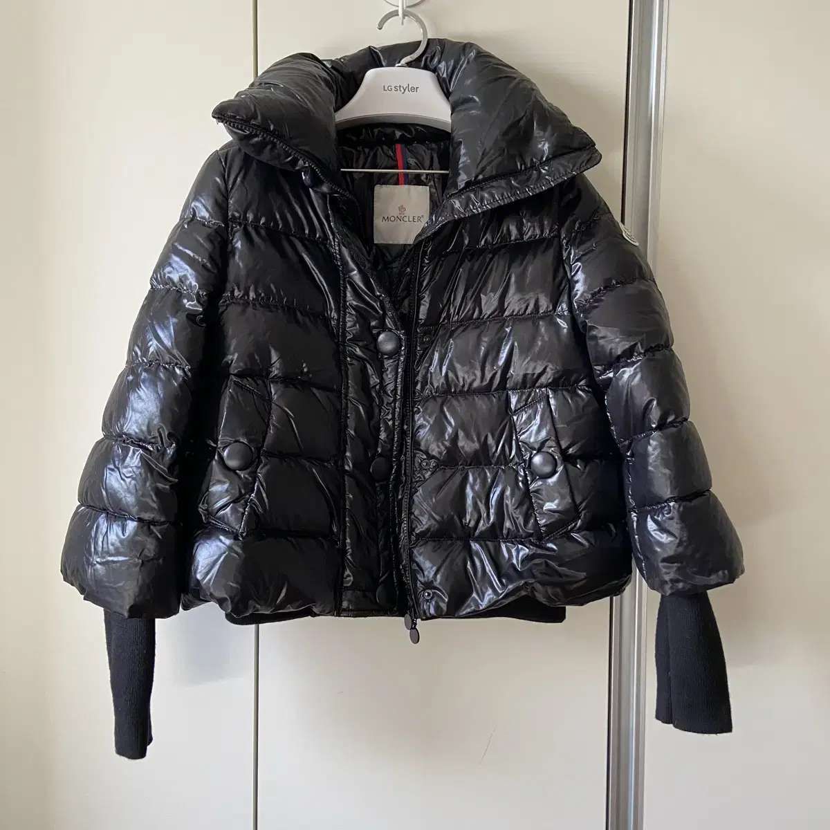 MONCLER 유광 여성 히든후드 숏패딩 44-55