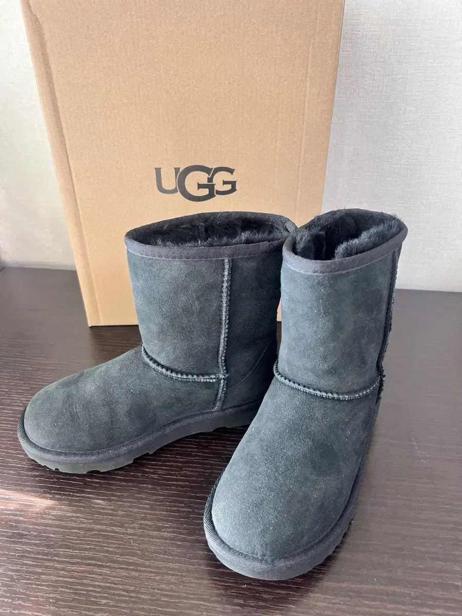 (새상품) UGG 클래식 210사이즈