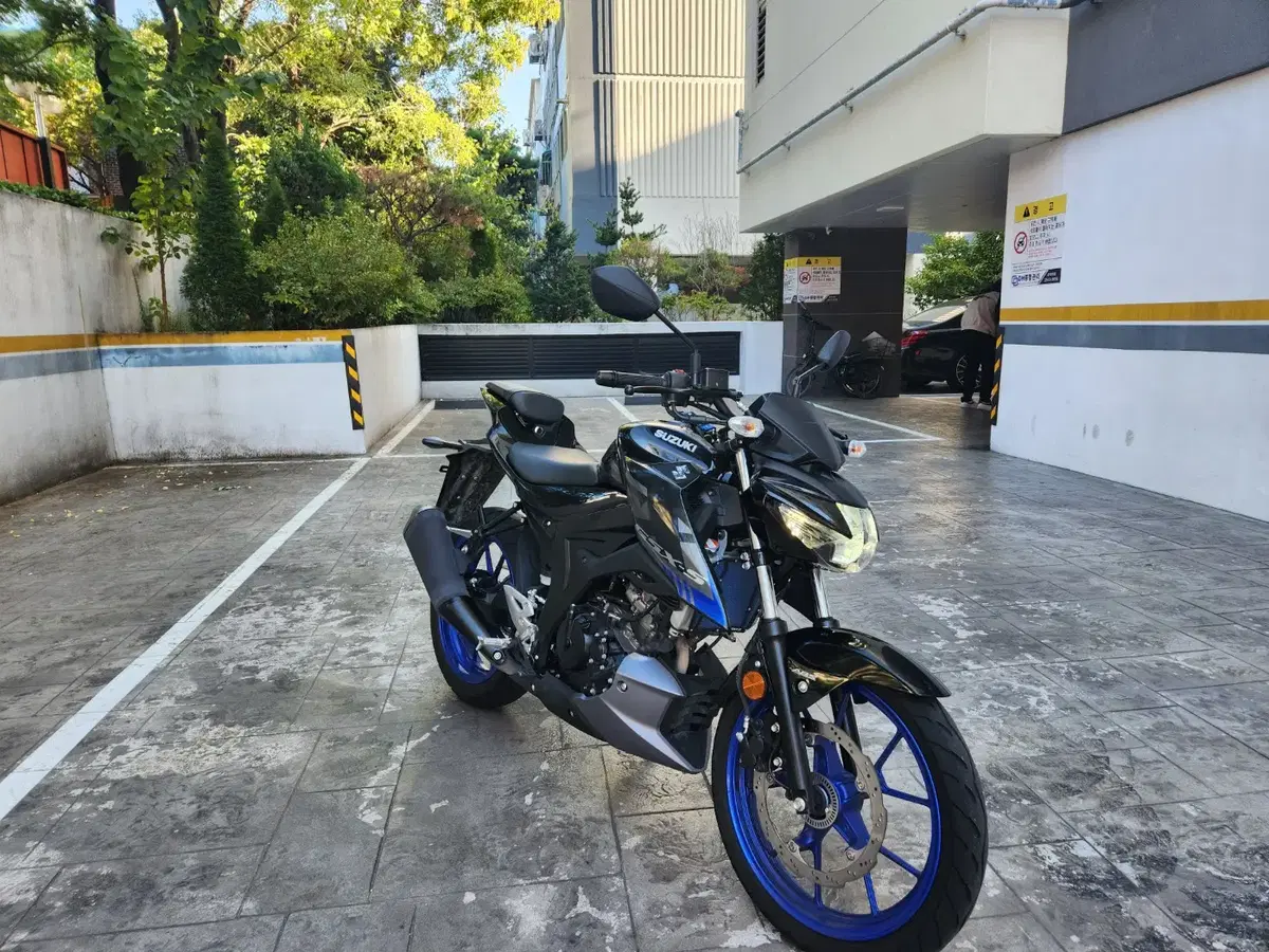 2023년 GSXS125 검/파 색상 컨디션 좋은바이크 판매합니다.