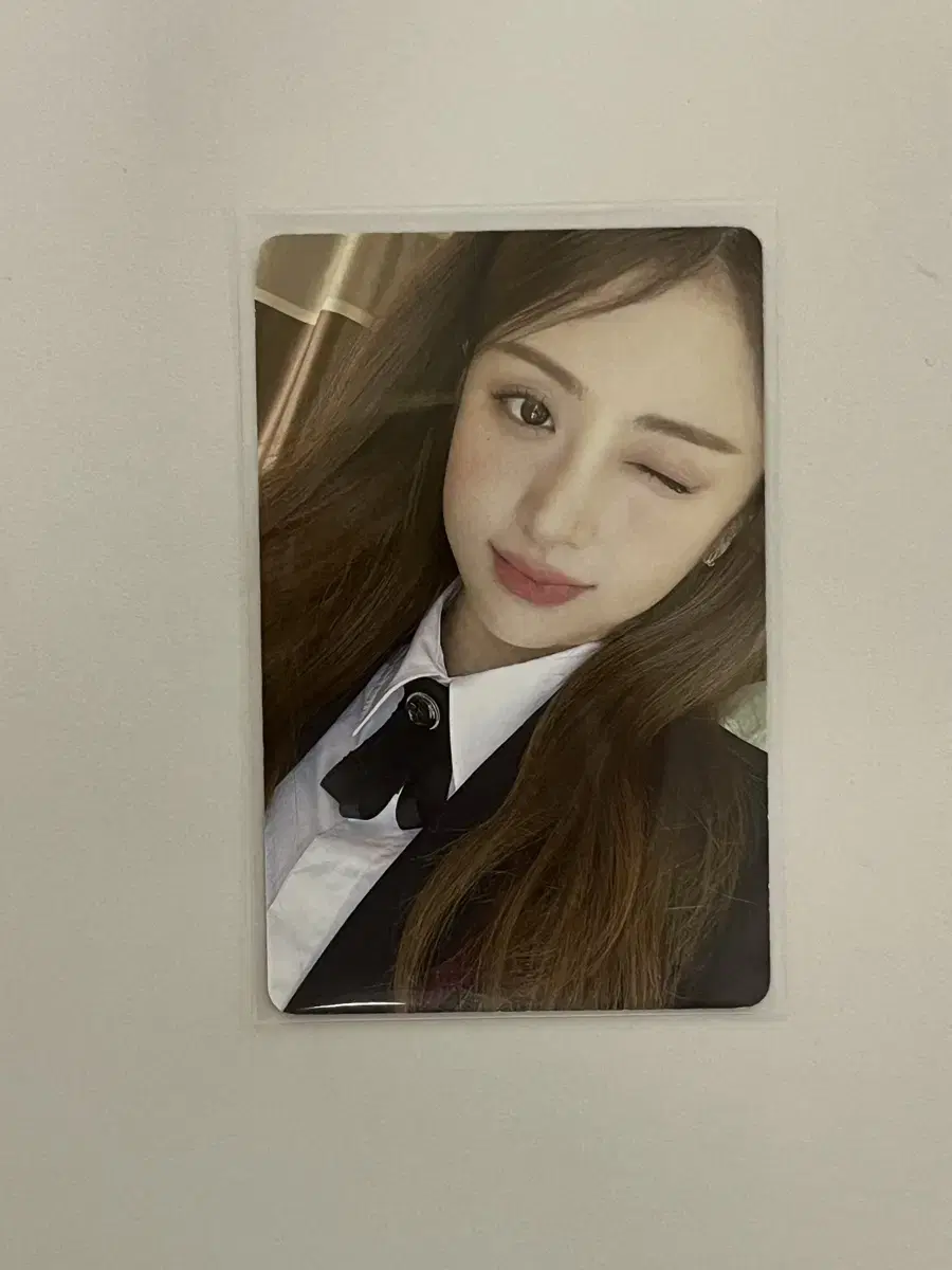 Le sserafim huh yunjin 2023 seasons greetings season's greetings photocard WTS