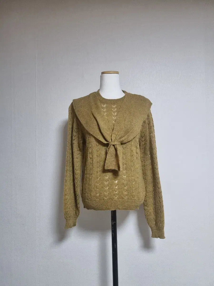 Shawl-decorated round-neck knit