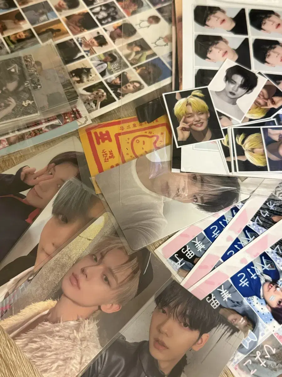 Random box of txt/choi yeonjun choi/ 5 photocards/photo proofs/it's for sale so I'm selling it cheap!