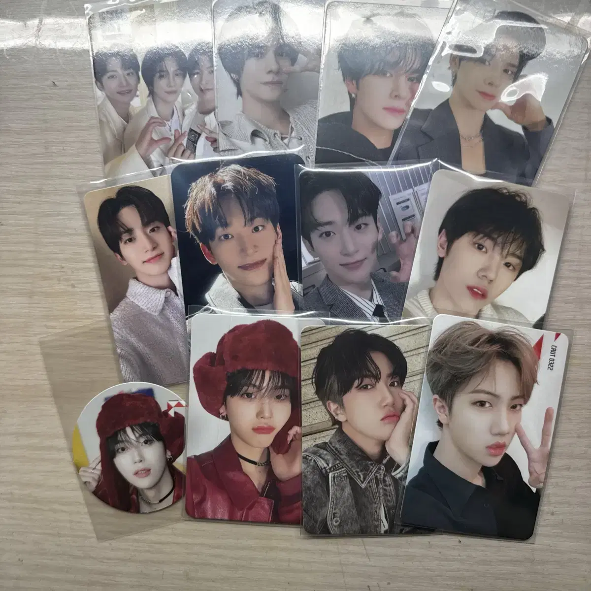 Sell unsealed albums of Cravity photo cards pop up 