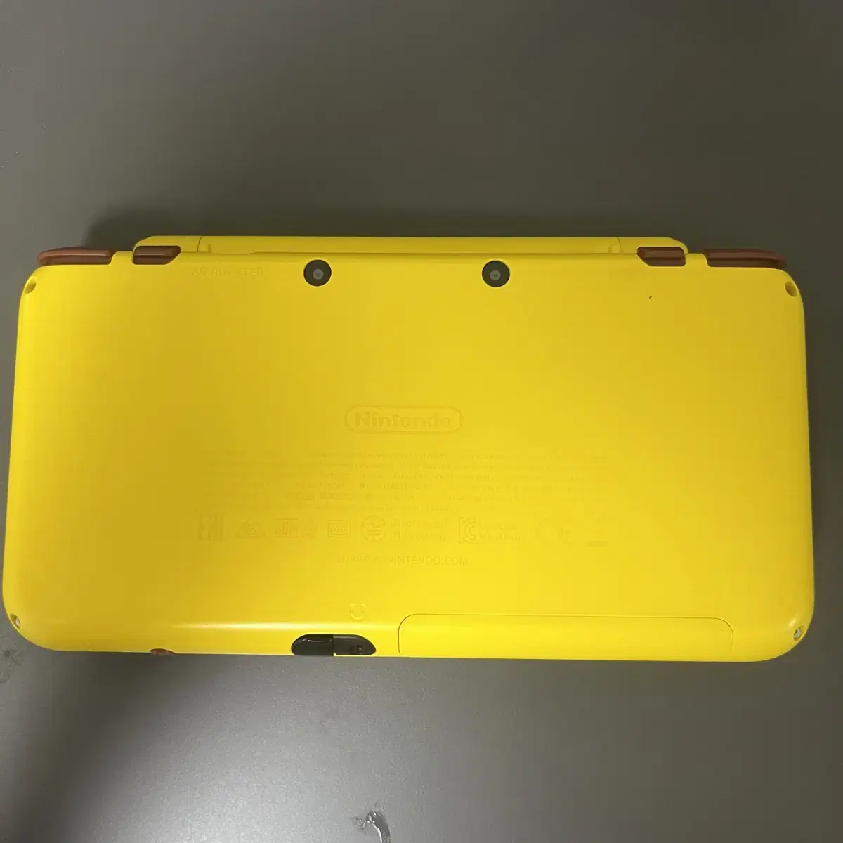 닌텐도 2DS XL 피카츄 에디션 본체+충전기 팝니다!! 터치펜O