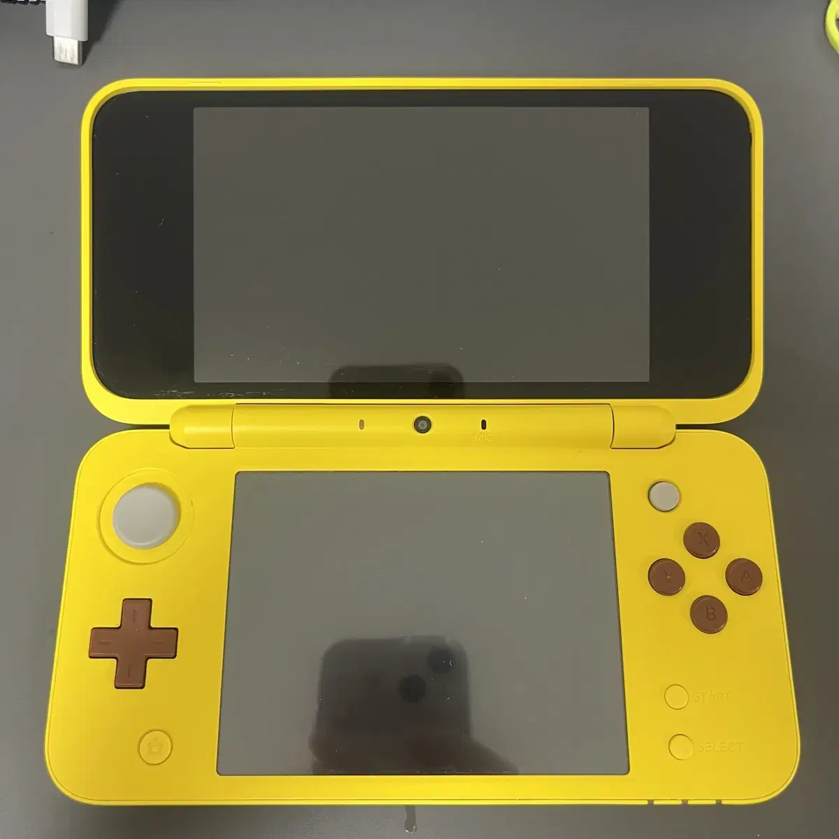 닌텐도 2DS XL 피카츄 에디션 본체+충전기 팝니다!! 터치펜O