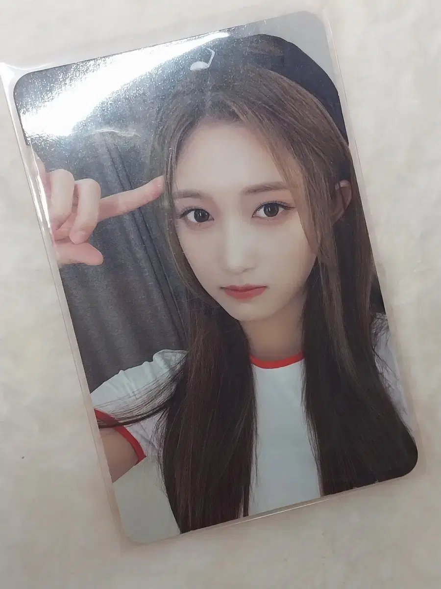 ive leeseo 2023 seasons greetings photocard sells