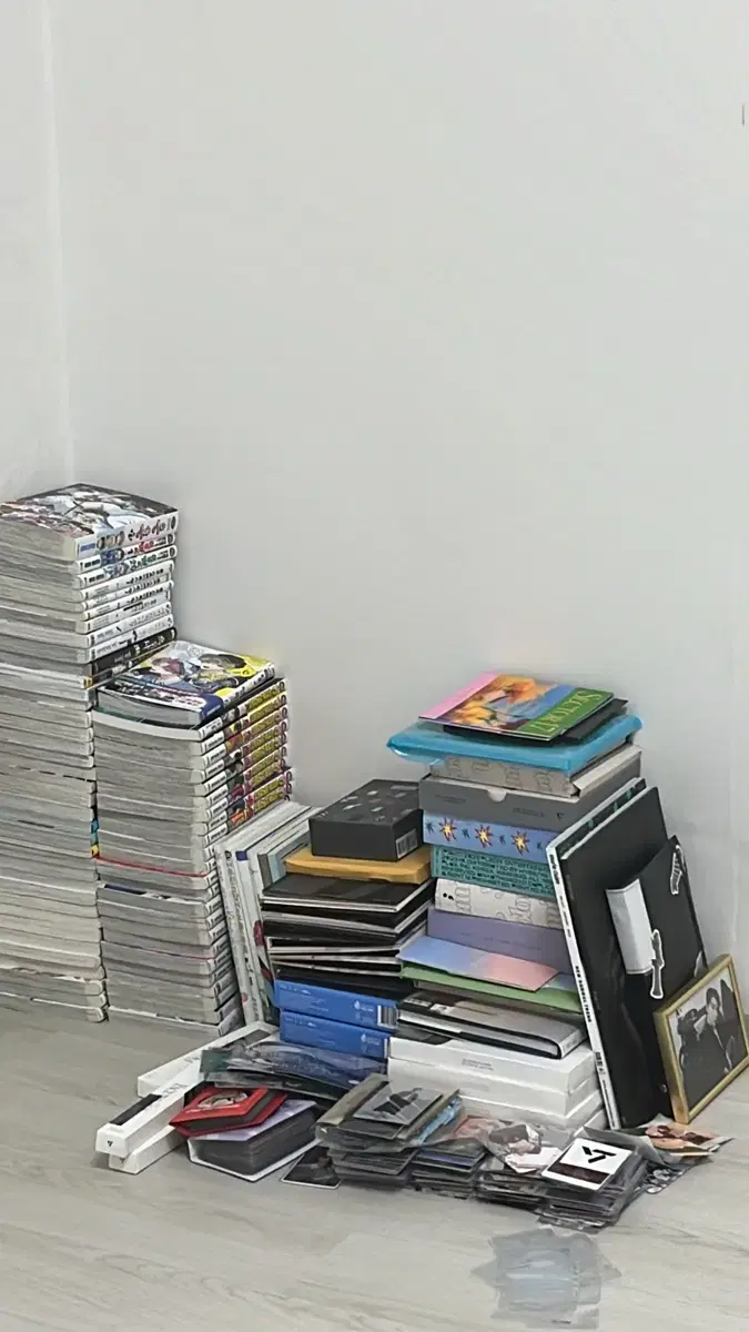 Sell seventeen albums, magazines, photocards, photo books, binders, highlighters, limited 4 cut photos, etc. in bulk