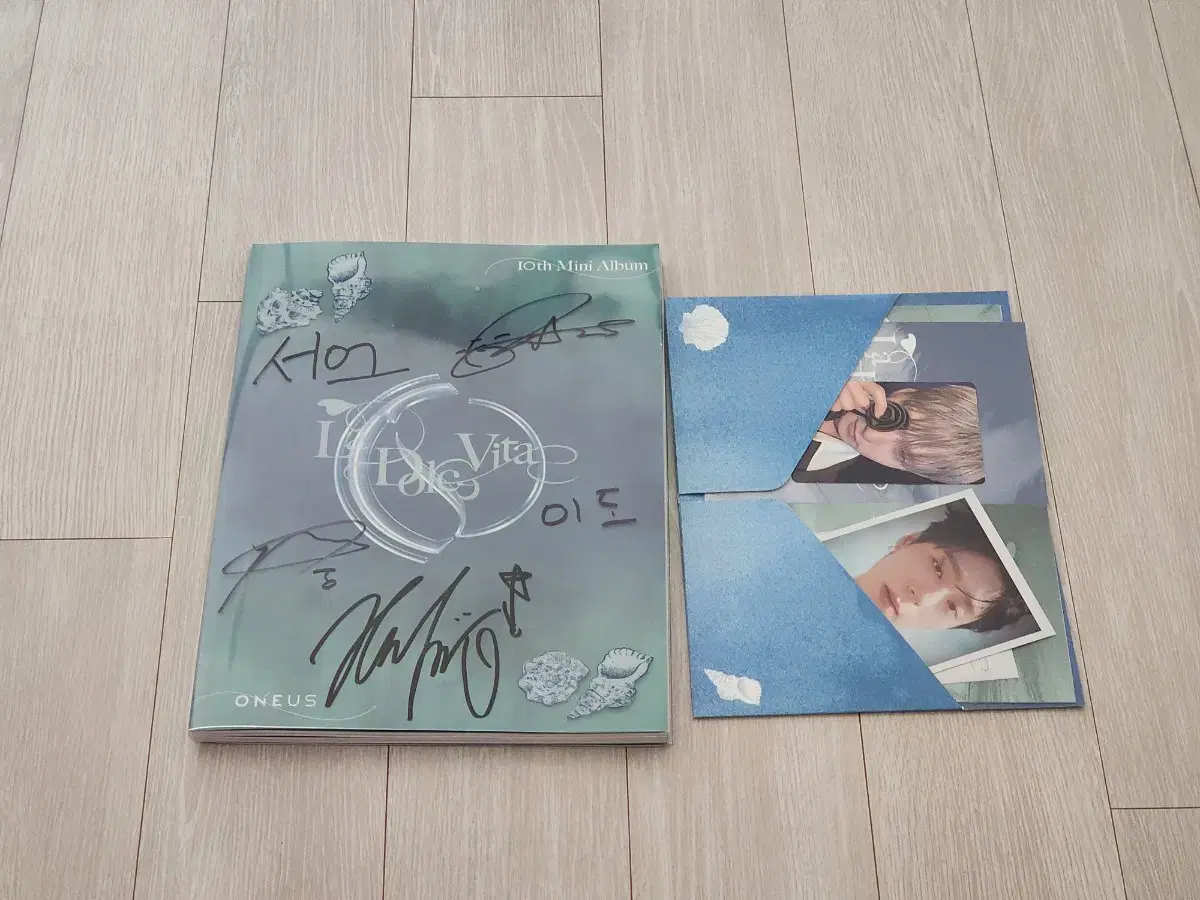 Oneus sign album Autographs