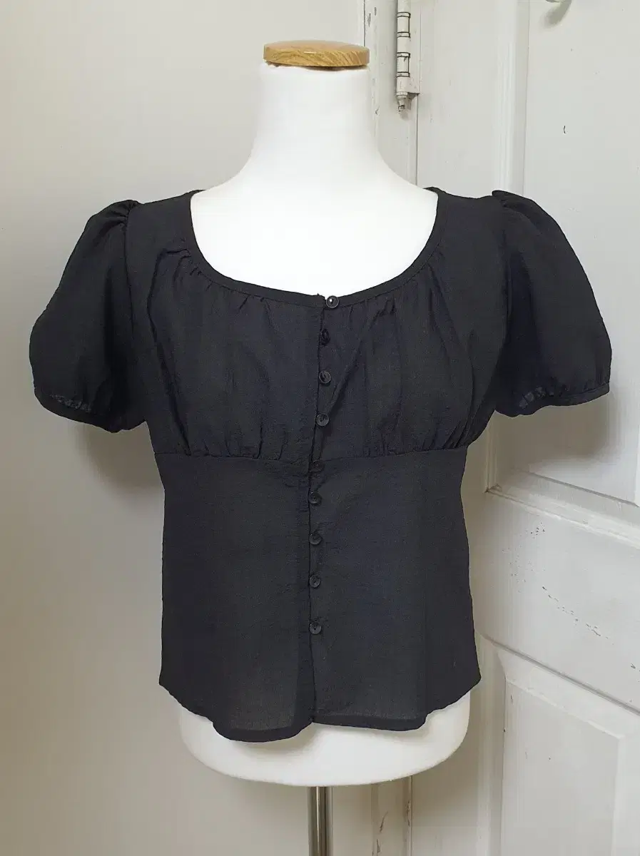 Black buttoned U-neck semi cropped puff short sleeve blouse basic everyday